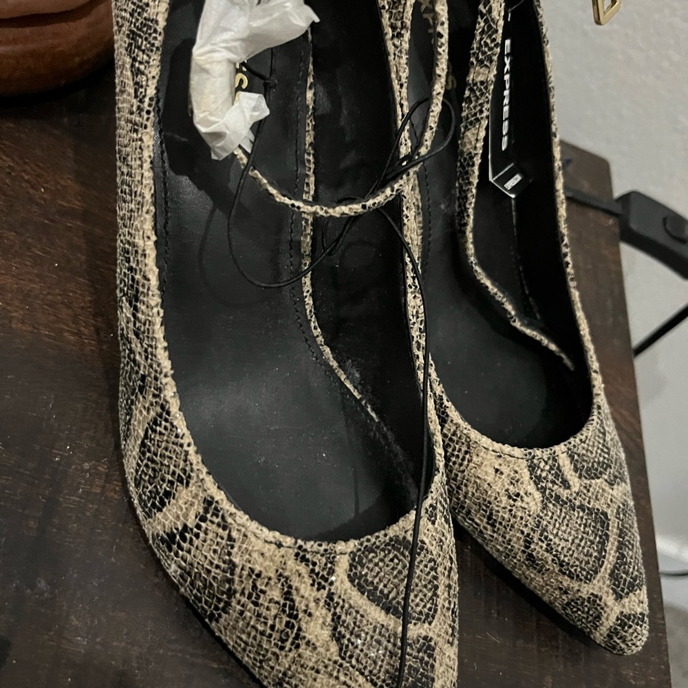 Express woman’s shoes size 7 - Picture 3 of 4